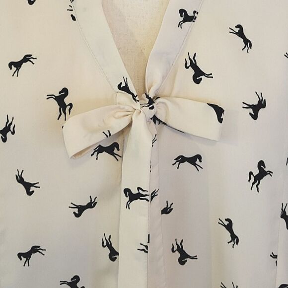Chloe K Cream Horse Patterned V-neck With Tie Sleeveless Blouse Size S - Picture 5 of 8